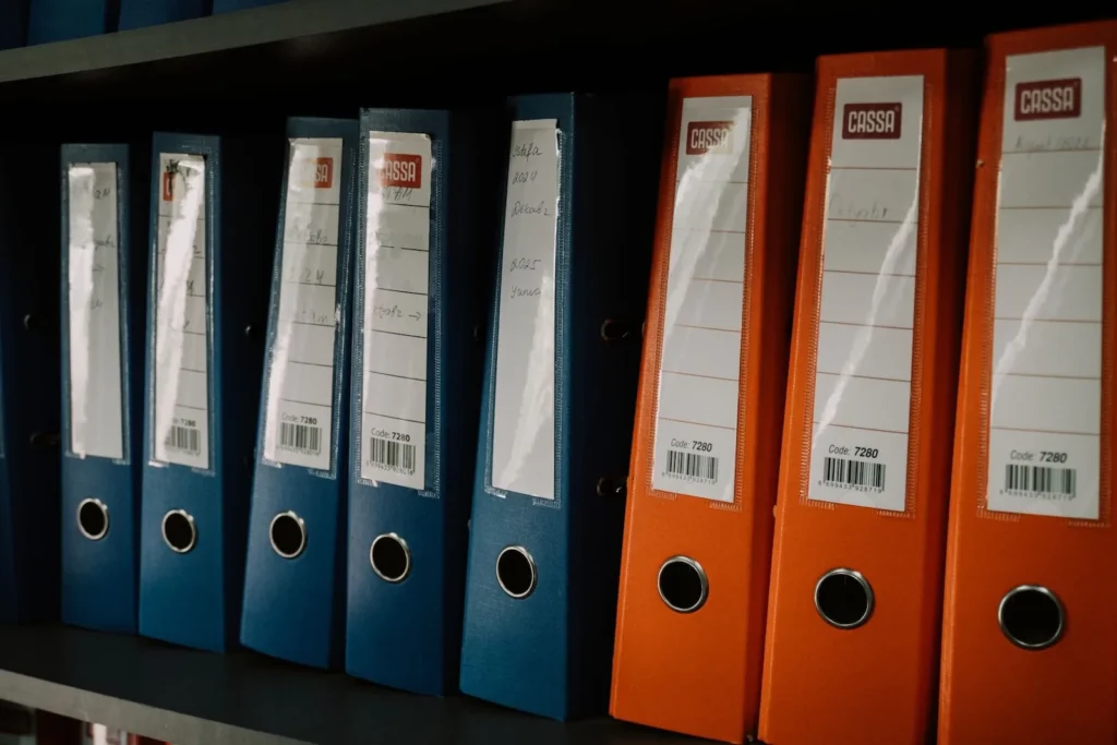 Faldoni allineati sugli scaffali di un archivio