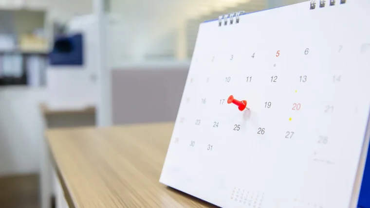 Un calendario da tavolo aperto su un piano di lavoro