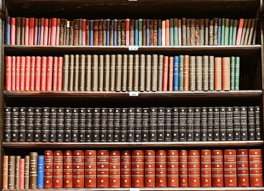 Volumi rilegati allineati sullo scaffale di una biblioteca giuridica